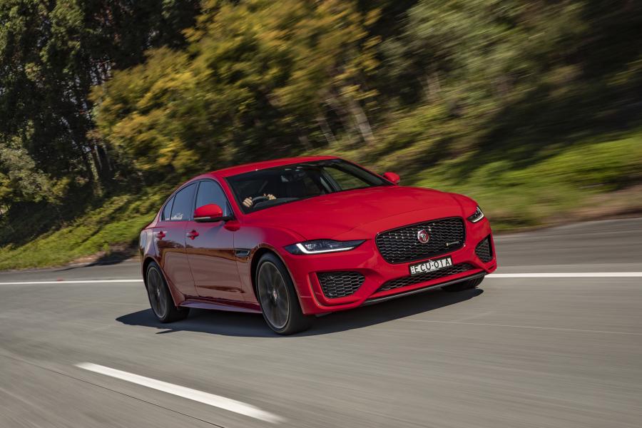  Jaguar XE P300 R-Dynamic 2019 года  (AU) (фото 23 из 40)